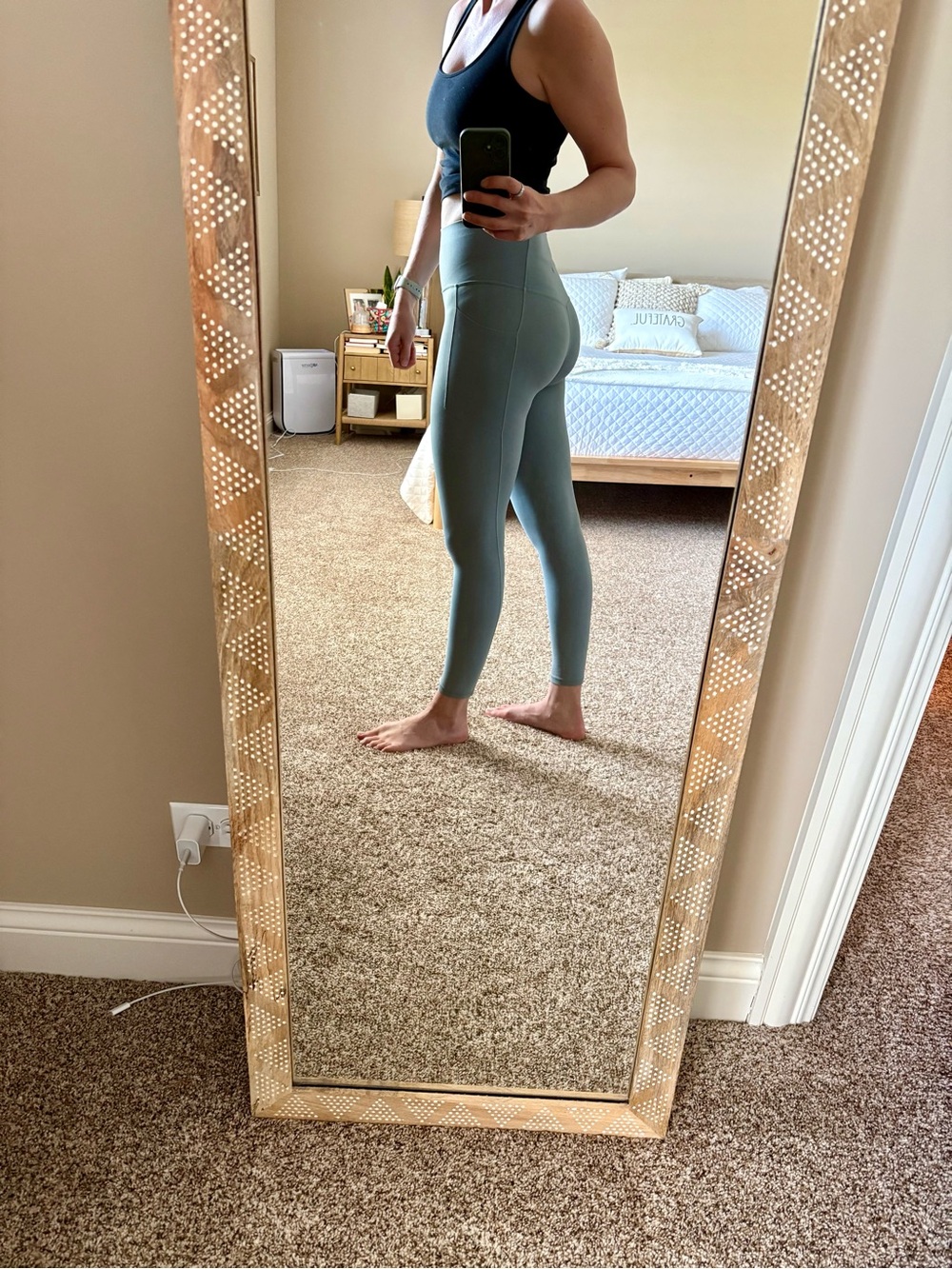Athleta salutation stash pocket 7/8 Tight High-Waist Leggings